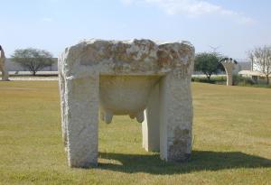 טניה פרמינגר. "שולחן". 1994. אבן דולומיט. 100X95X85 ס"מ.