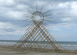 "Air-loop", 2010. Bamboo. 750 x 1300 x 200 cm. 3rd Bagasbas Beach International Eco Arts Festival, The Philipines.