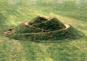 "Bud".1989. Soil, grass. 180x600x400 cm.Givat-Brener, Israel