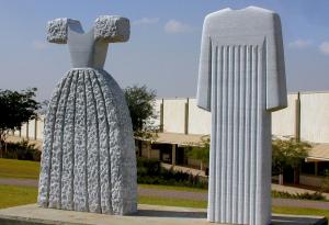 טניה פרמינגר. "קולקציית סתיו-אביב". 2003. שיש. 140X80X20 ס"מ