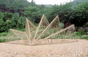 Brenda Oakes. Fan Hide Pavilion. 2004. Bamboo, sisal, rope. 600 x 1050 x 620 cm. South Korea