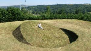 Round Balance". 2008. Soil, grass. 900 x 900 x 260 cm. Saint-Flour, France.