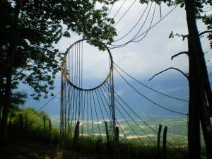 Xavier ott . Temps de rayonner versus s'éclipser, 2010 36 m² cordes de chanvre Vatilieux en Vercors (38) France. http://www.xavier-ott.com