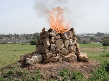 יגאל מרון. "מזבח".