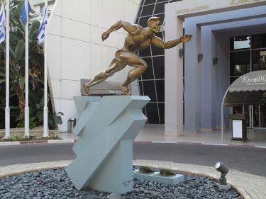 "אתלט". כפר המכביה.. צילום: דר אבישי טייכר.