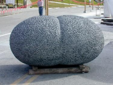 "Primary segmentation", Taiwan 2006. Black marble 100 X 150 X 200 cm.