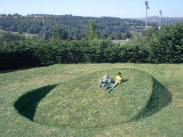 "Round Balance", France 2008. Soil, grass 900 x 900 x 260.