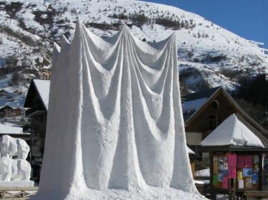 "White Curtain", France 2010. Snow, 500 x 350 x 350 cm.